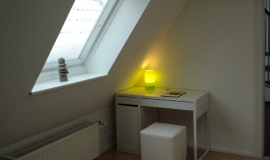 Schlafzimmer mit Schreibtisch