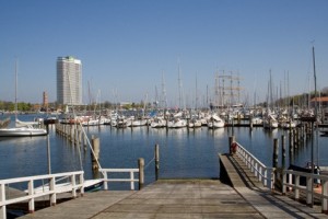 Passathafen in Lübeck-Travemünde mit berühmten Hotel Maritim