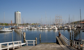 Passathafen in Lübeck-Travemünde mit berühmten Hotel Maritim