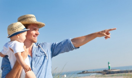 Vater zeigt seinem Sohn Travemünde